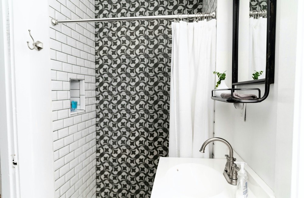 Black And White Tile Bathroom Ideas